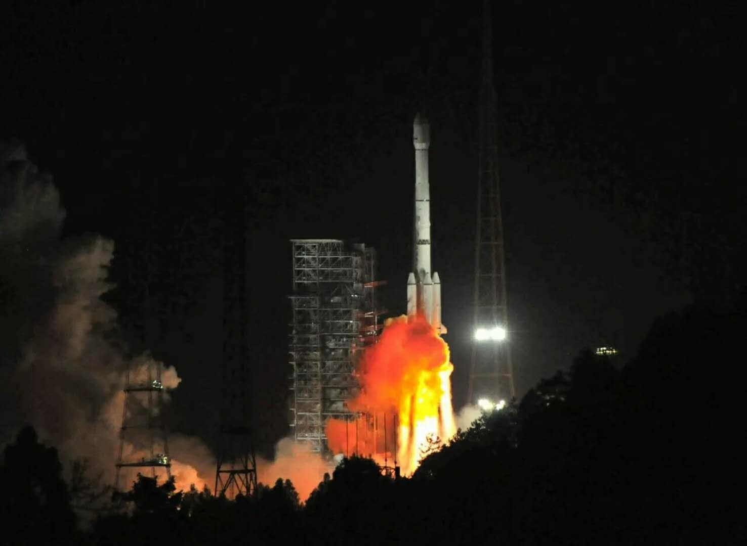 超給力！研究院研制的阿爾及利亞首顆通信衛(wèi)星成功發(fā)射！習(xí)近平主席同布特弗利卡總統(tǒng)互致賀電1.jpg